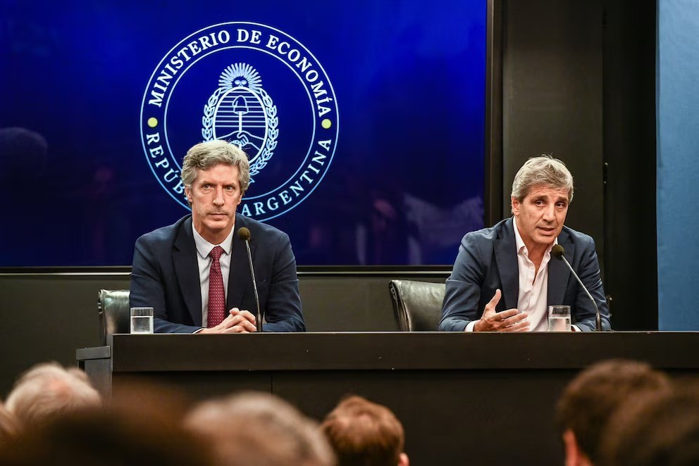 El equipo económico inicia el desarme del ajuste monetario: baja de tasas y diálogo con bancos