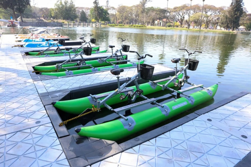 El Lago San Miguel estrenó bicicletas acuáticas gratuitas en su proceso de revitalización