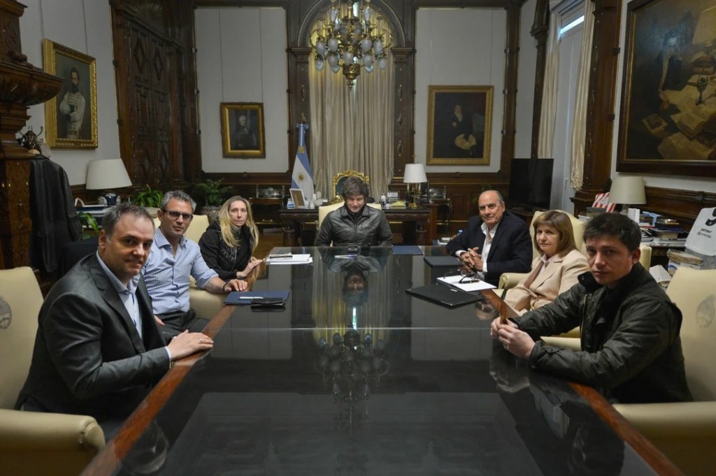 Milei define la estrategia electoral en una reunión clave con su círculo íntimo de colaboradores