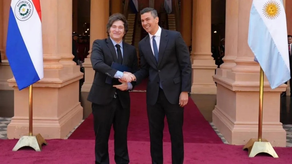 Milei viaja a Paraguay para cumbre y reunión con su par Santiago Peña