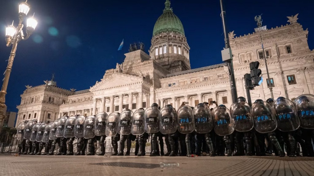 Megaoperativo con 1.100 efectivos custodia el Congreso ante la Marcha Federal