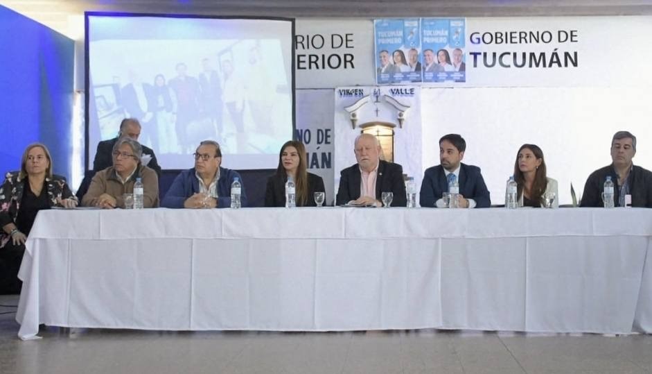 Acto oficial con entrega de artículos hogareños exhibió fusión entre gestión pública y campaña política