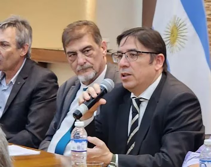 Alejandro Álvarez acusa a rectores de asignarse sueldos millonarios y politizar el conflicto universitario