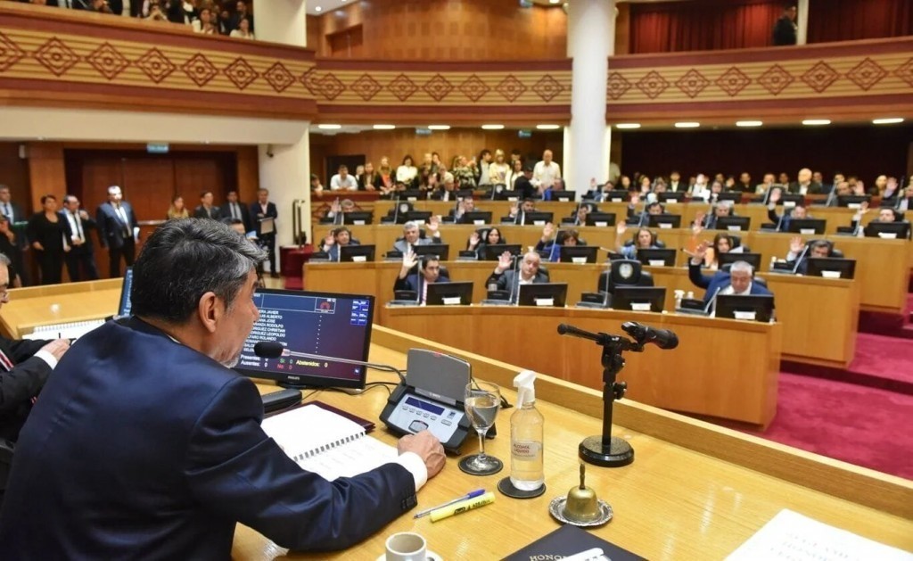 La Legislatura tucumana tratará hoy una agenda de doce puntos, incluidos DNUs clave