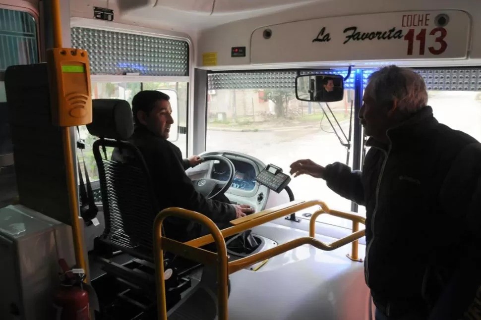 Prohíben a choferes de colectivos poner música durante su jornada laboral