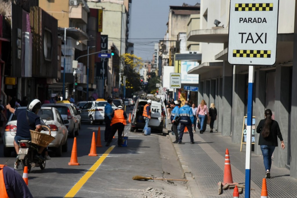 El Municipio avanza en la revalorización de paradas tubo para taxis en el microcentro