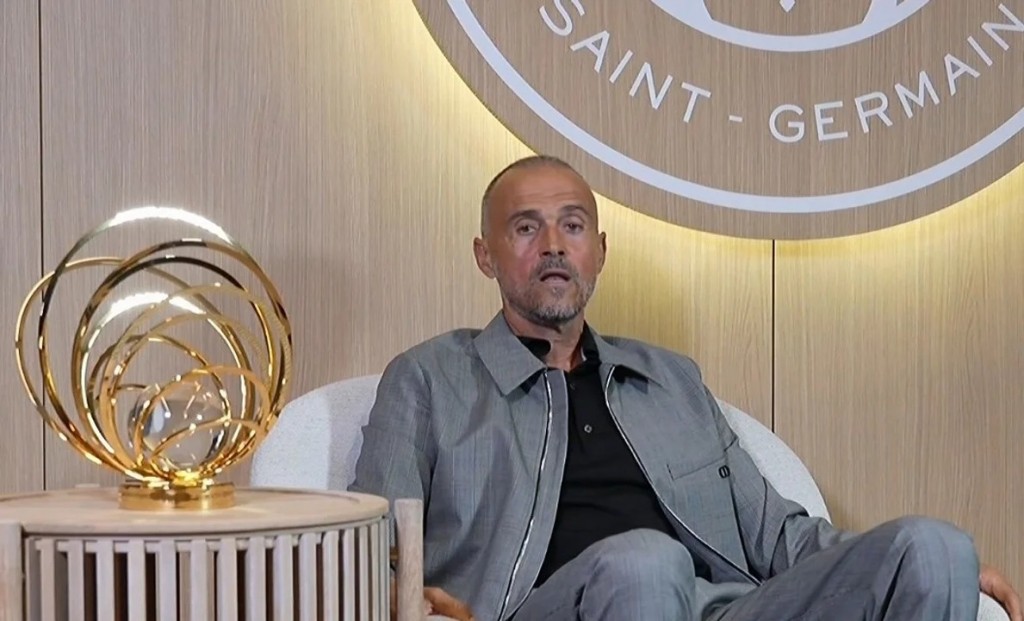 Luis Enrique recibe el premio Cruyff por revolucionar al PSG