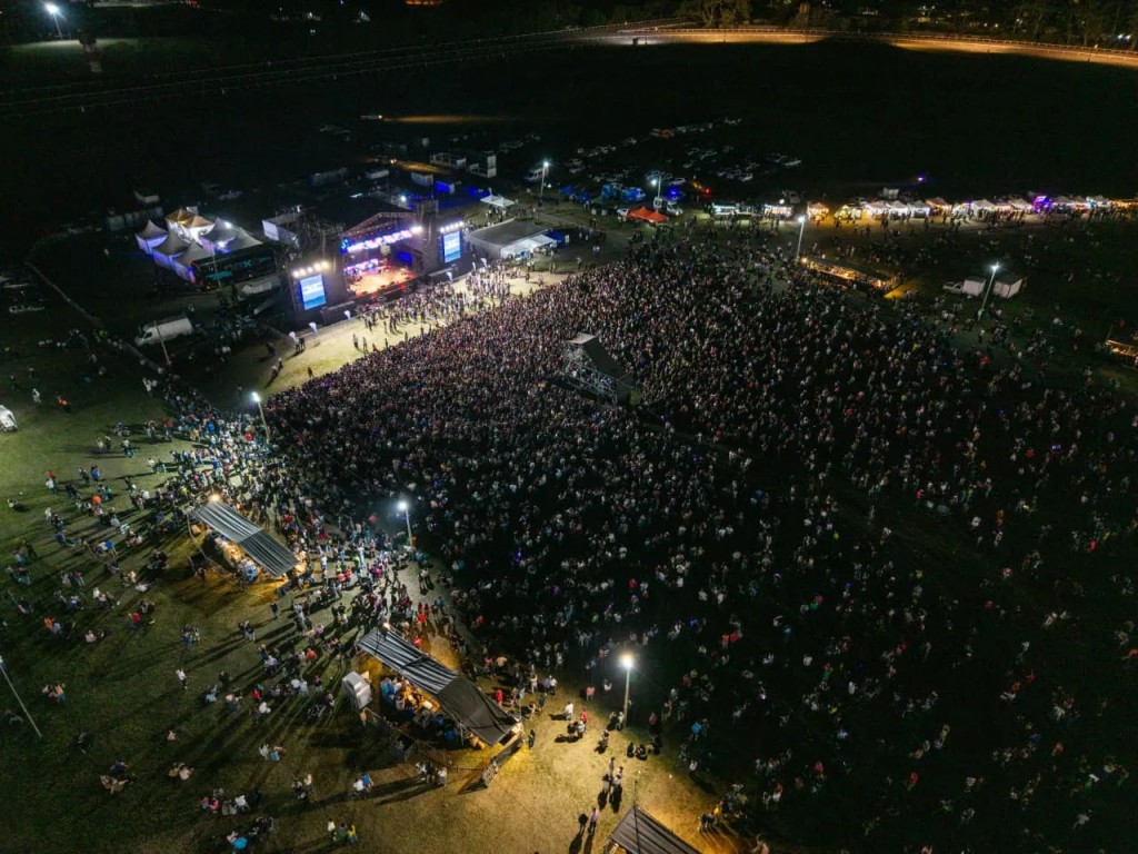 San Miguel de Tucumán vibró con su aniversario: un multitudinario festejo que unió música, ferias y el canto de 40.000 voces