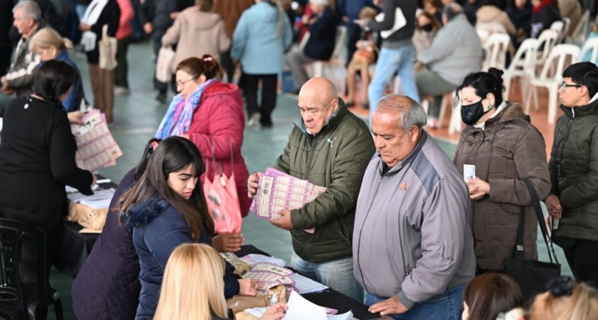 Jubilados de Tucumán reciben boletos de transporte gratuitos