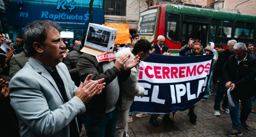 Seleme lideró la marcha contra el IPLA: “Es momento de terminar con este curro”