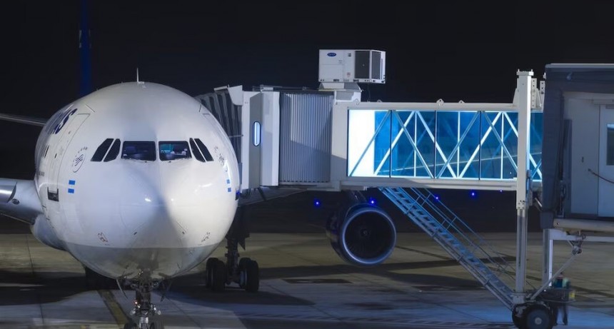 Diez argentinos deportados desde Estados Unidos arribaron a Ezeiza en un vuelo especial