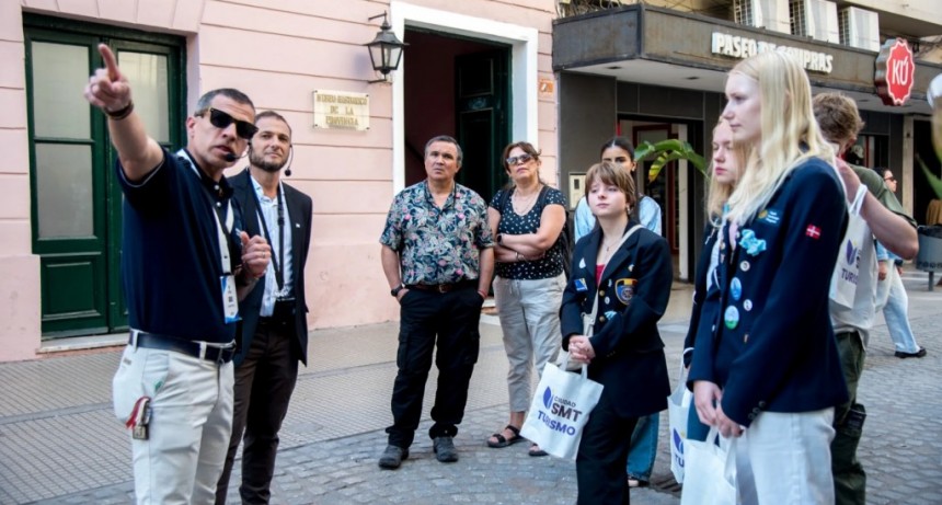 Un puente cultural: jóvenes europeos descubren la historia tucumana en un circuito gratuito