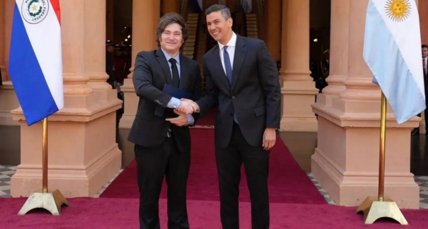 Milei viaja a Paraguay para cumbre y reunión con su par Santiago Peña