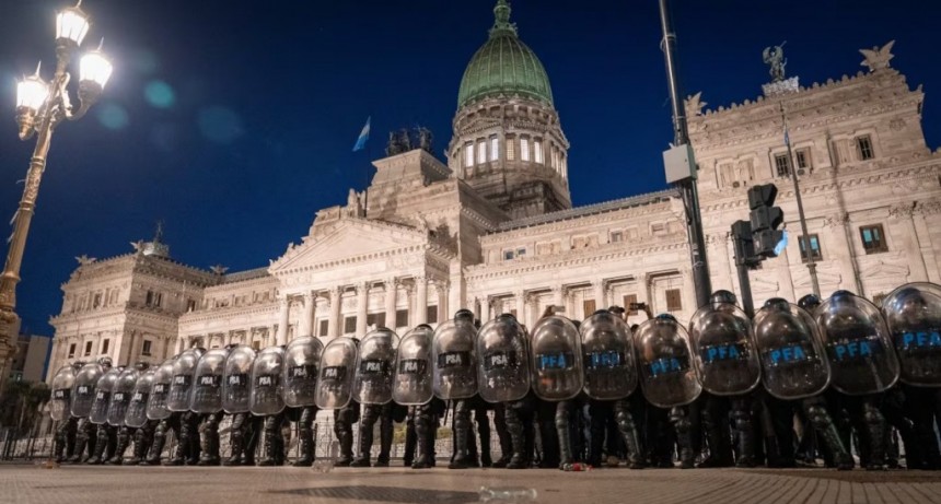 Megaoperativo con 1.100 efectivos custodia el Congreso ante la Marcha Federal