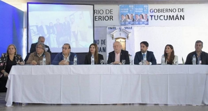 Acto oficial con entrega de artículos hogareños exhibió fusión entre gestión pública y campaña política