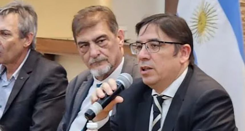 Alejandro Álvarez acusa a rectores de asignarse sueldos millonarios y politizar el conflicto universitario