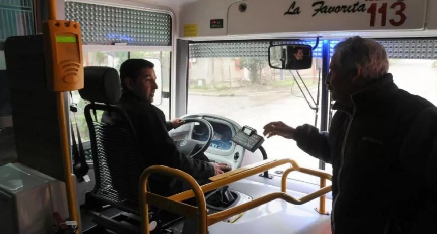 Prohíben a choferes de colectivos poner música durante su jornada laboral