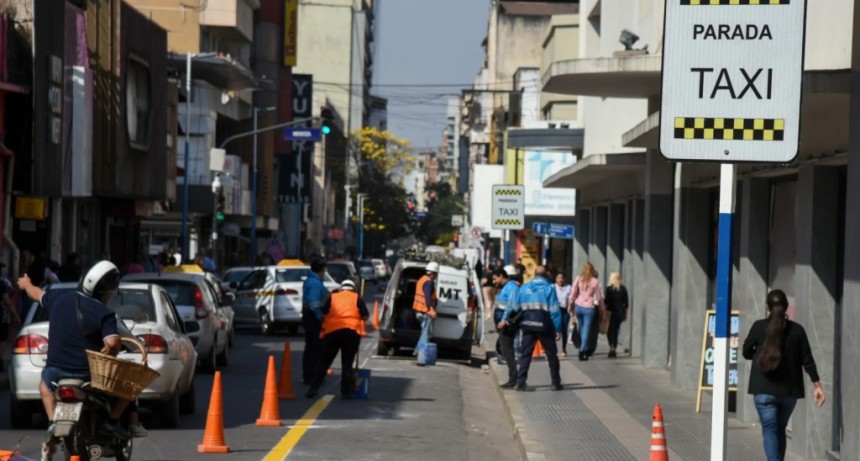 El Municipio avanza en la revalorización de paradas tubo para taxis en el microcentro