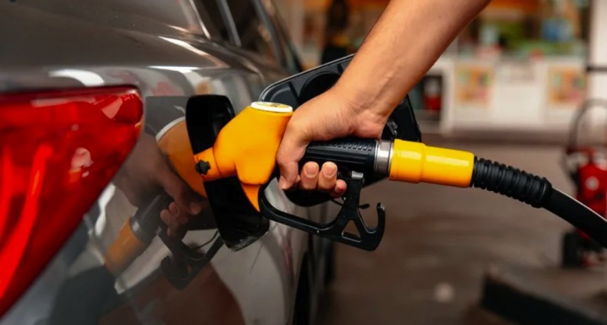 La paradoja de la nafta: el barril baja en el mundo, pero el surtidor no cede en el mercado local