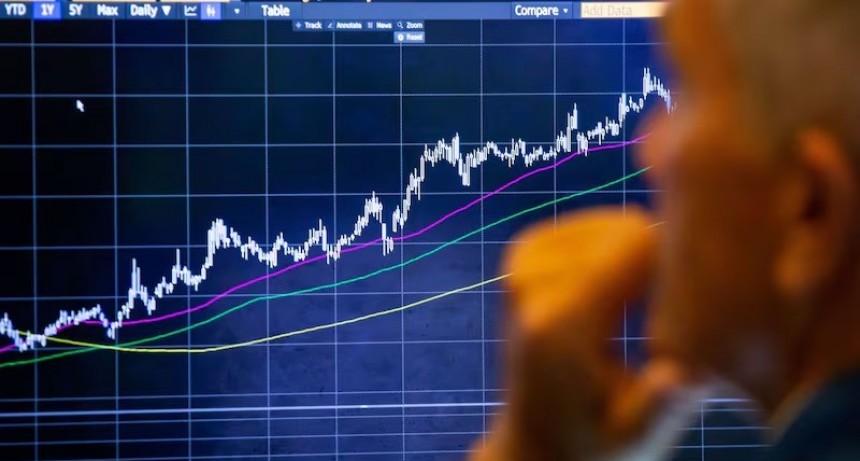 Los bonos argentinos en dólares lideran fuertes subas y el riesgo país se desploma