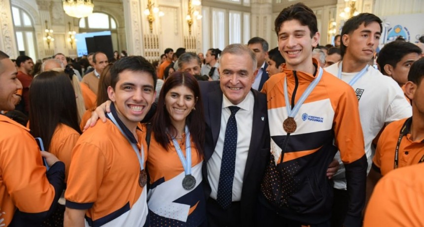 Medallistas de los Juegos de Alto Rendimiento recibieron la promesa de becas en Casa de Gobierno