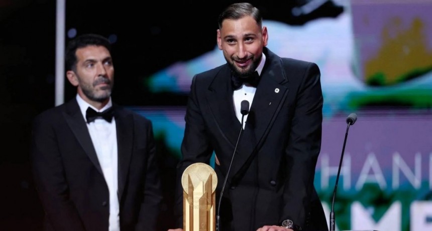 Donnarumma recibe el Yashin antes de su llegada a la Premier
