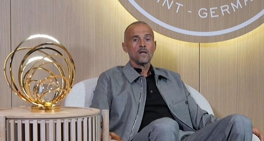 Luis Enrique recibe el premio Cruyff por revolucionar al PSG