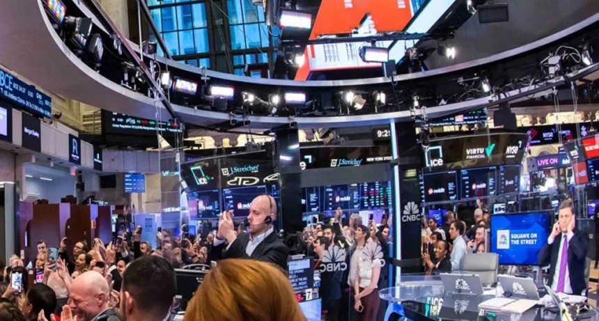 Mercados celebran el respaldo de EE.UU.: riesgo país se desploma y bonos argentinos muestran fuertes ganancias