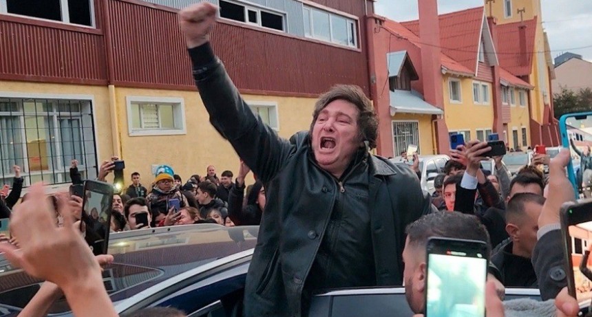 Milei inicia su despliegue territorial con una visita a Ushuaia en clave campaña