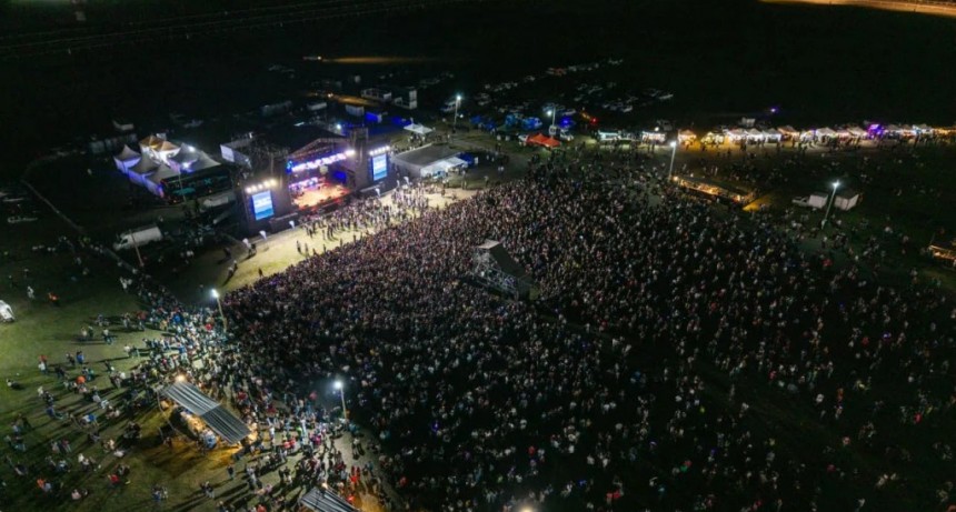 San Miguel de Tucumán vibró con su aniversario: un multitudinario festejo que unió música, ferias y el canto de 40.000 voces