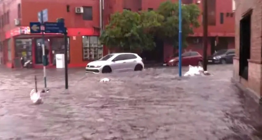 Las lluvias torrenciales hicieron colapsar el sistema de drenaje de San Miguel de Tucumán
