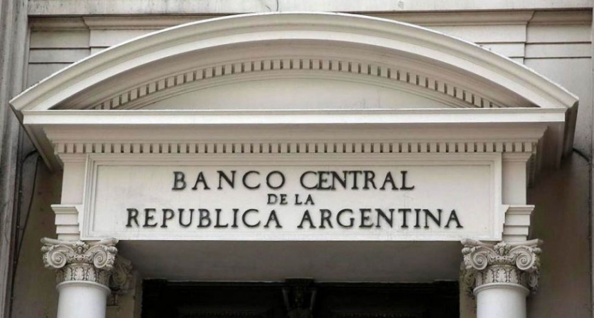 El Gobierno aclaró que no habrá corralito y apuntó a Milei por la corrida cambiaria