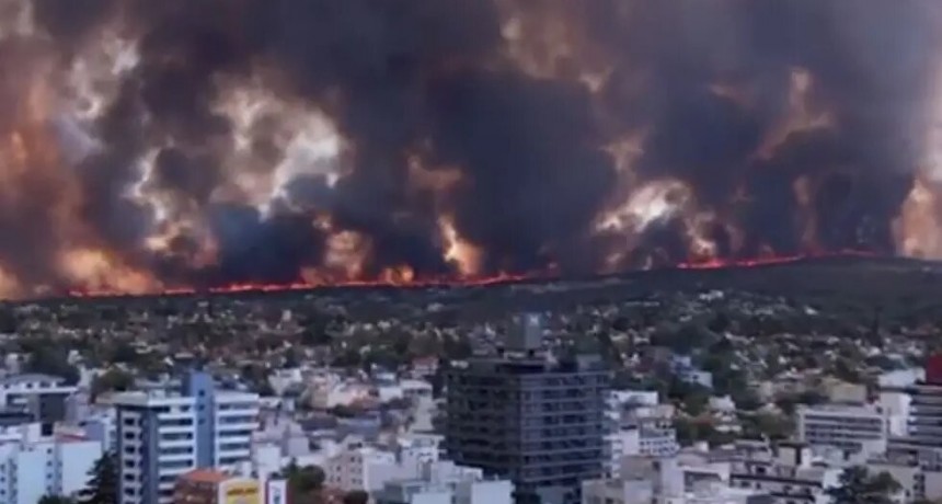 Córdoba: impactantes imágenes del incendio en Villa Carlos Paz