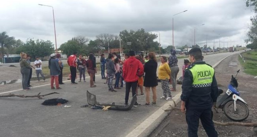 Aprehenden a una mujer por atentado contra el orden público y resistencia a la autoridad