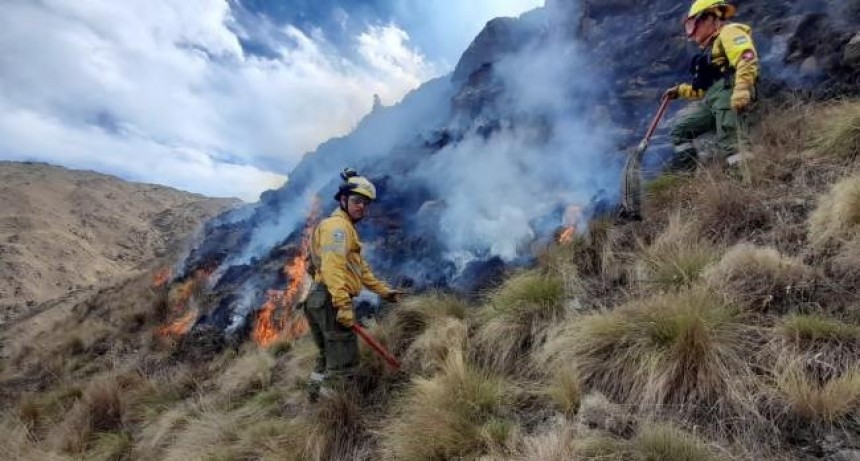Combatieron el fuego en la alta montaña tucumana