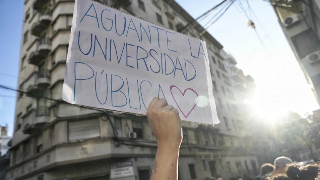 El Gobierno reglamentará el cobro de aranceles a estudiantes extranjeros en universidades