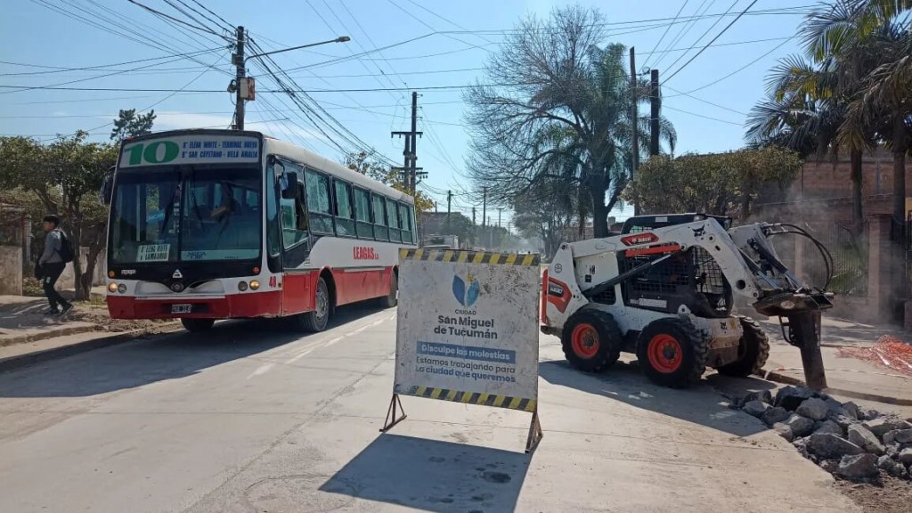 El Municipio avanza con obras de bacheo y pavimentación en las calles por donde circulan las líneas de colectivos