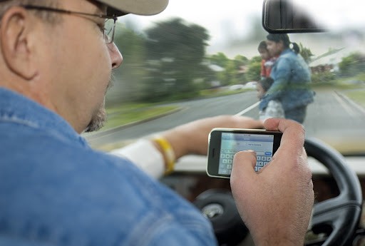 El 36% de los conductores argentinos usan el celular mientras manejan