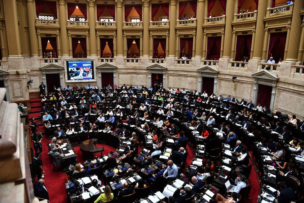 La Cámara de Diputados tiene cuatro veces más empleados que la de España