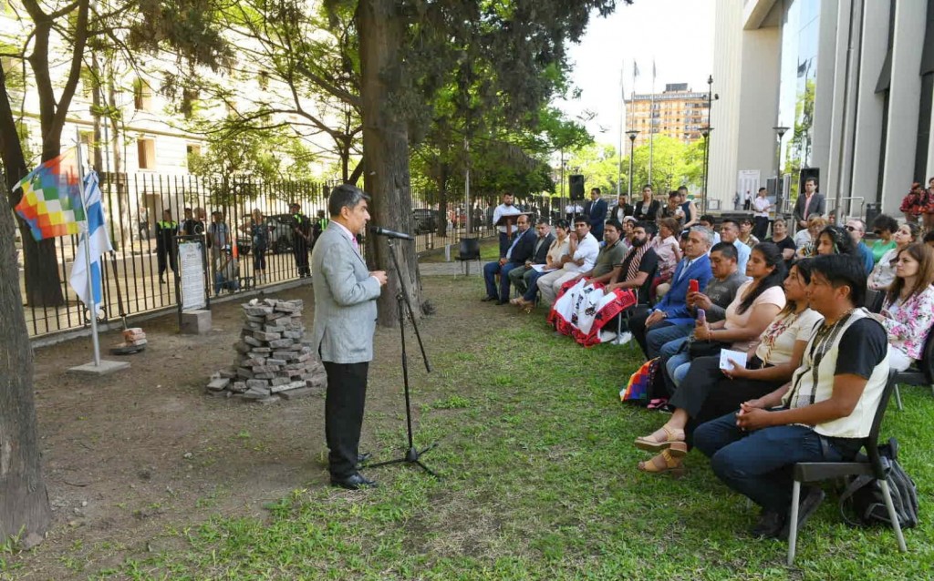 En la Legislatura se inauguró un mástil en el que se izó la bandera Wiphala