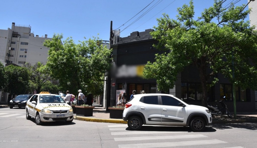 Sancionan a un nuevo local gastronómico de Barrio Norte por ensuciar la vía pública