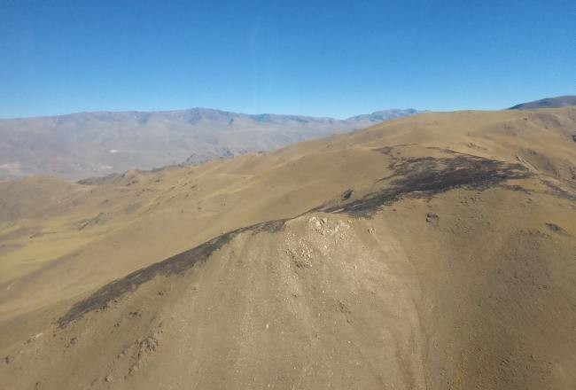 Brigadistas controlaron cenizas de un incendio en la alta montaña de los Valles Calchaquíes