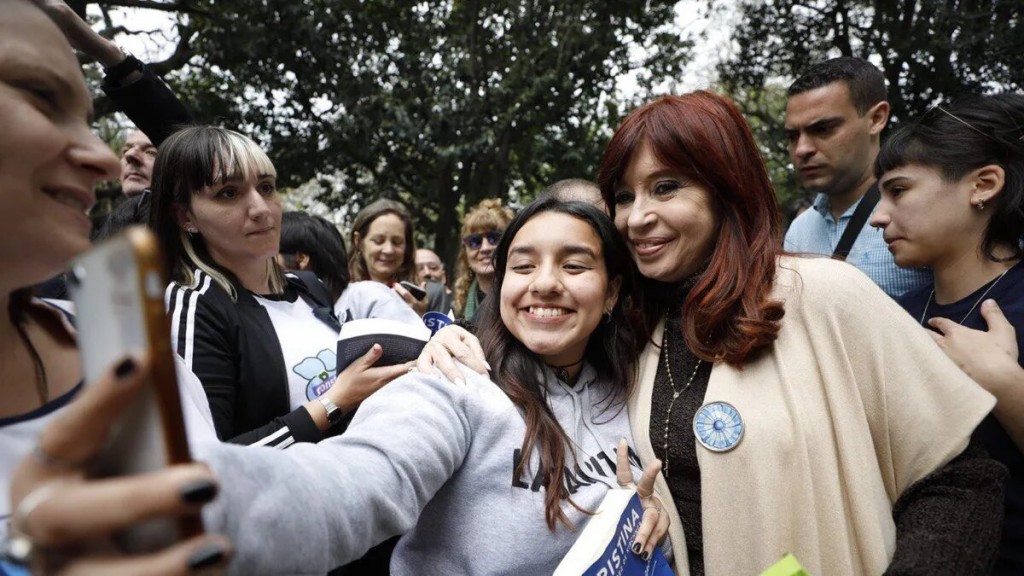 Cristina Kirchner visitó la Universidad Nacional de las Artes en su lanzamiento para presidir el PJ