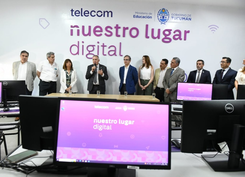 El gobierno de Tucumán inauguró un aula digital junto con autoridades de Telecom