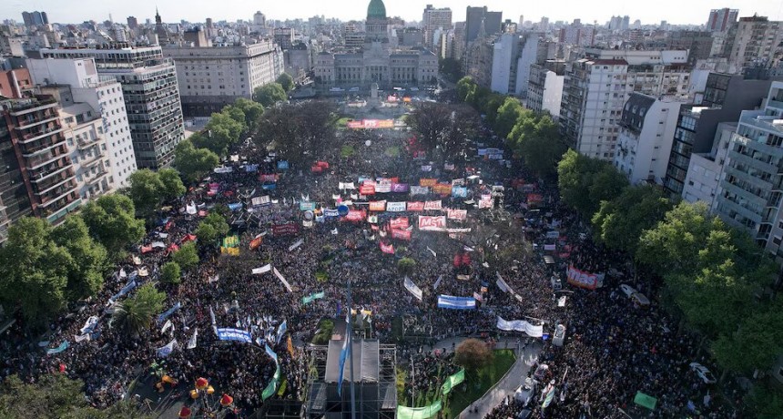 Marcha universitaria: la Plaza del Congreso se llena de manifestantes