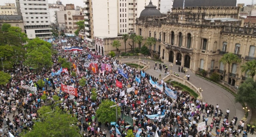 Tucumán: la marcha universitaria se concentra en Plaza Independencia