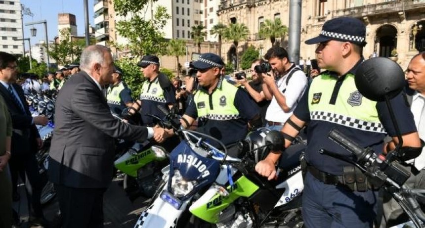 El Gobierno de Tucumán entregó 100 motos nuevas a la fuerza de seguridad