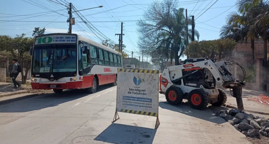 El Municipio avanza con obras de bacheo y pavimentación en las calles por donde circulan las líneas de colectivos