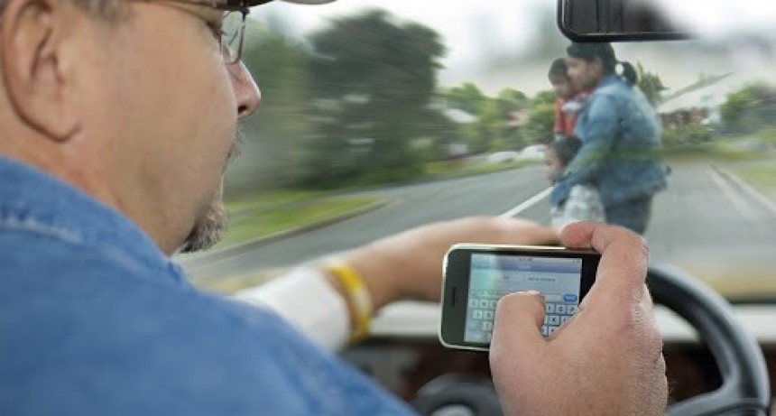 El 36% de los conductores argentinos usan el celular mientras manejan