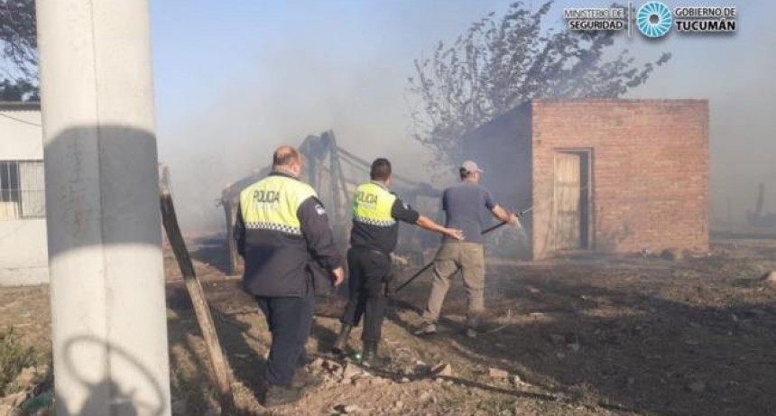 Policías sofocaron un incendio en una casa y rescataron sanas a tres personas